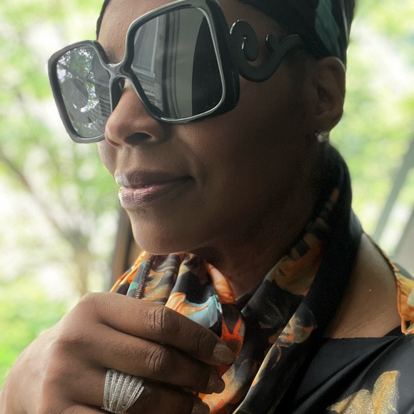 Chic Black Oversized Sunglasses - Picture 3 of 3